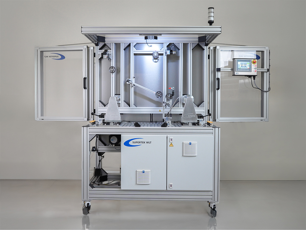 Hochgeschwindigkeits-Umspulmaschine für Glasfaser und Draht. Moderne Industrieanlage zum schnellen umspulen von Glasfaser und Drähten..