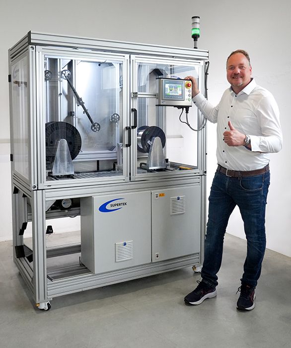 High Speed Rewinder für Glasfaser und Draht. Moderne Industrieanlage zum schnellen umspulen von Glasfaser und Drähten..